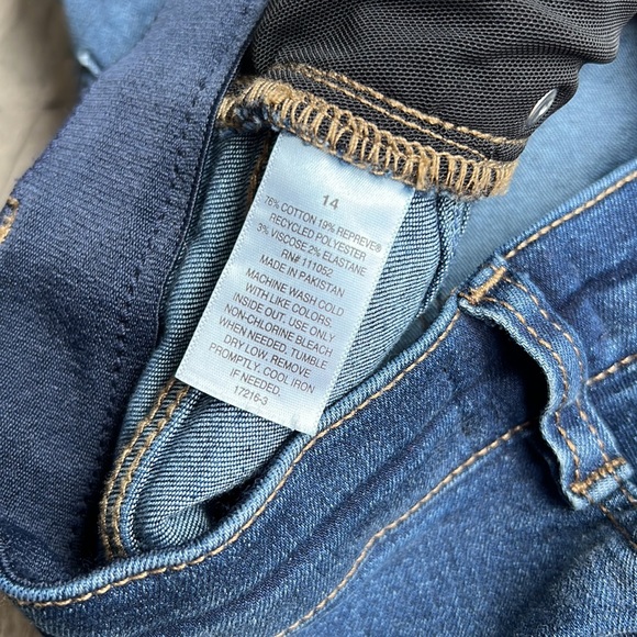 Bold Elements Cut to Curve Stretch Skinny Capri Jeans - Picture 8 of 8